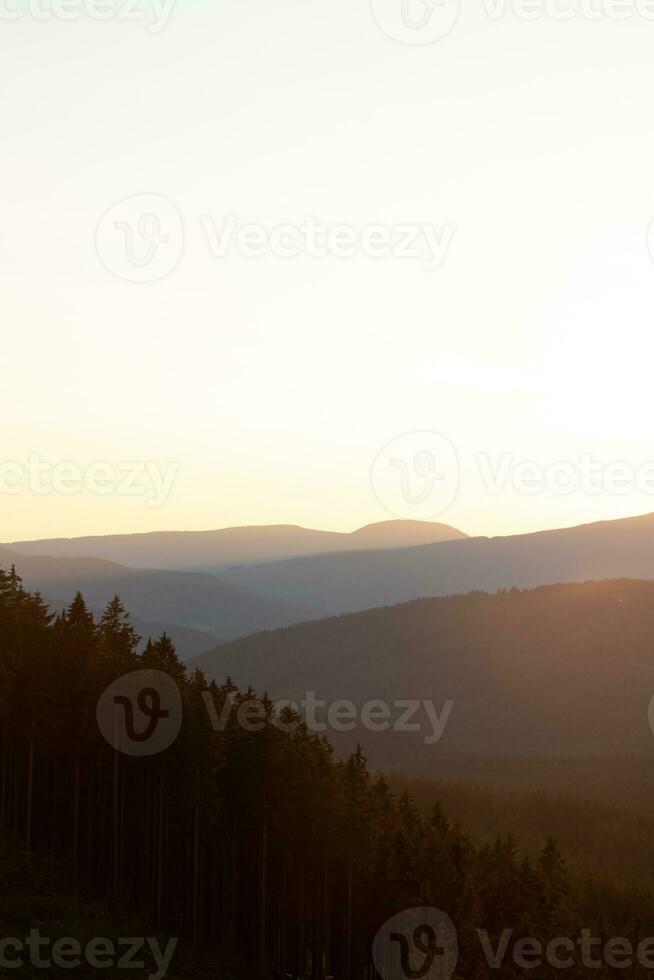 zon stralen in de ochtend- uren schijnen door de hellingen en bergen in beskydy bergen, Tsjechisch republiek foto