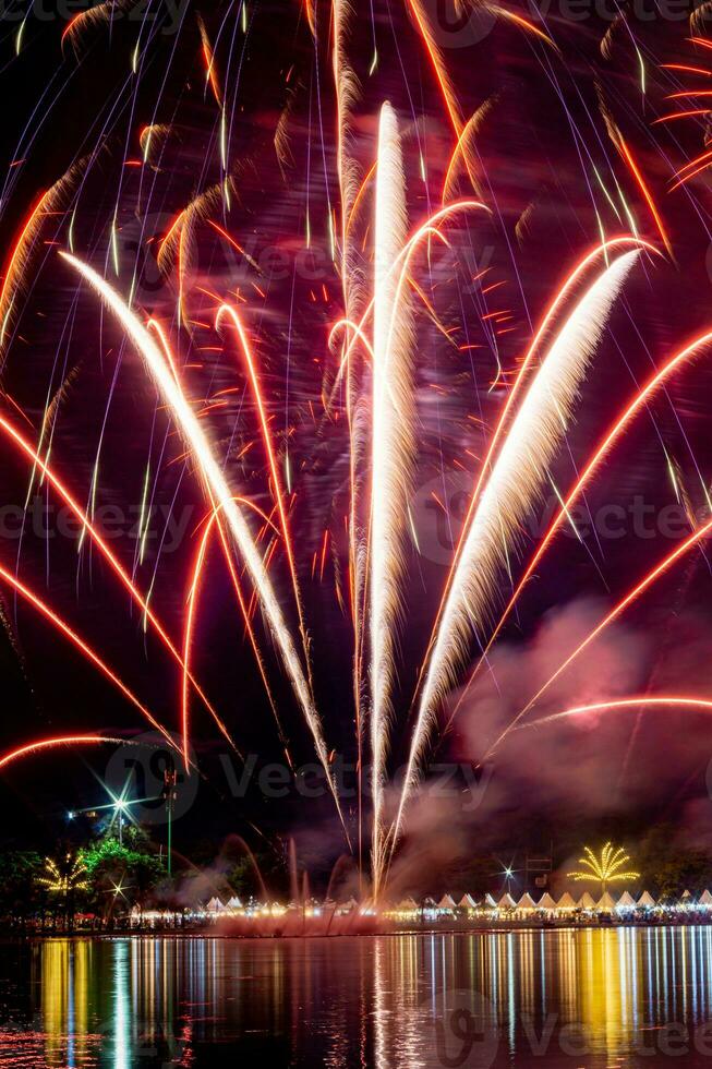 vuurwerk op de rivier in de donkere lucht foto