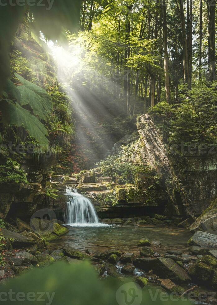 prachtig watervallen bekend net zo satijnachtig vodopady in beskydy bergen gedurende de ochtend- stralen, Tsjechisch republiek foto