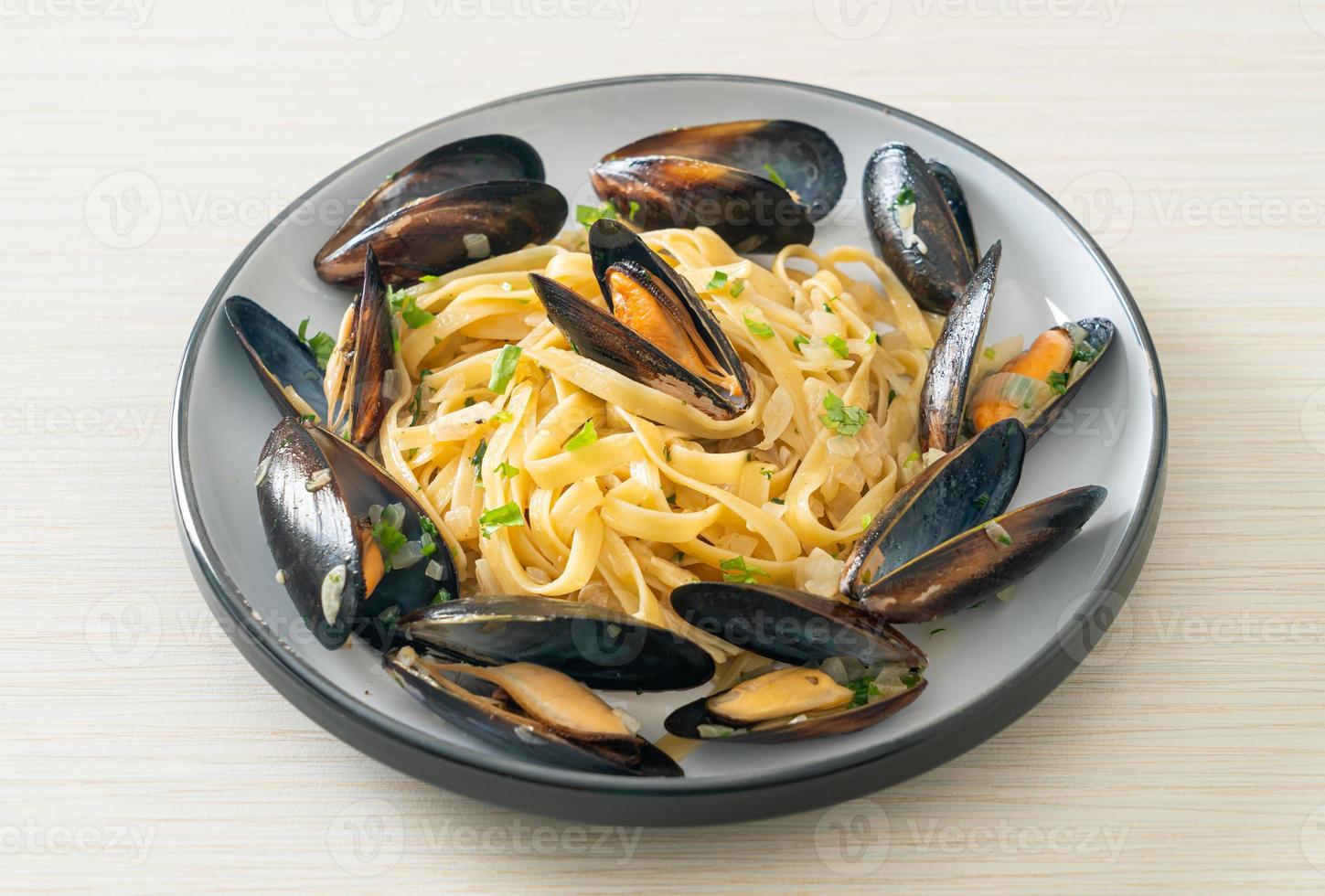 linguine spaghetti pasta vongole witte wijnsaus foto