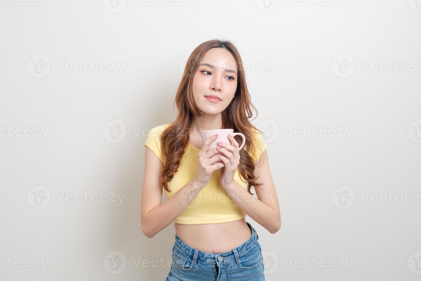 portret mooie aziatische vrouw met koffiekopje of mok foto