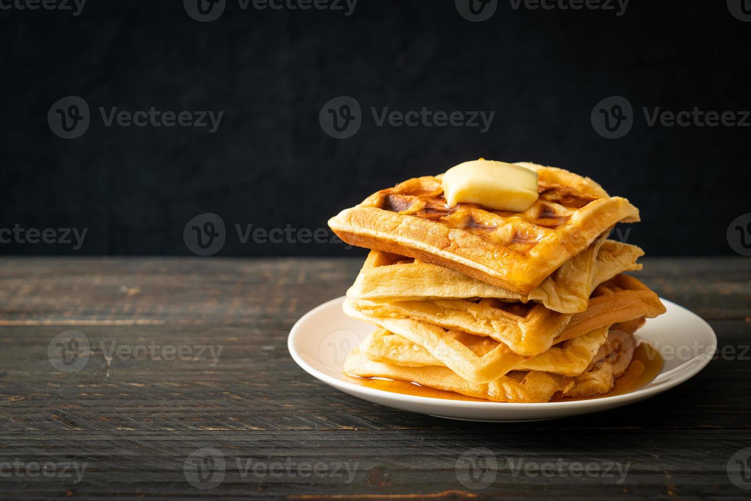 wafelstapel met boter en honing foto