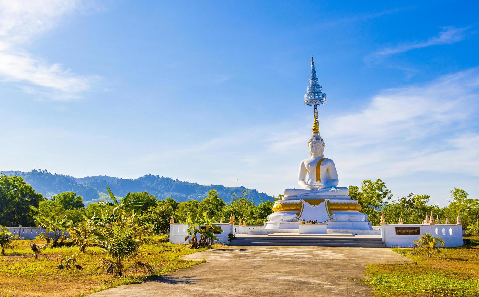 grote witte boeddha wat phadung tham phothi tempel khao lak foto