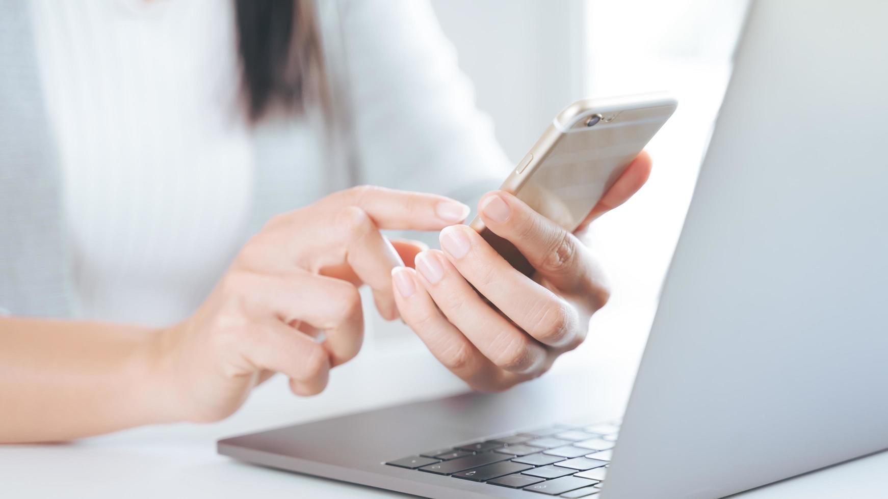 jonge aziatische vrouw met behulp van smartphone typen, chatten gesprek. sociaal netwerk, technologieconcept foto