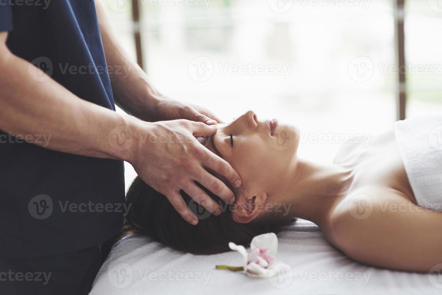 traditionele oosterse massagetherapie en schoonheidsbehandelingen. foto