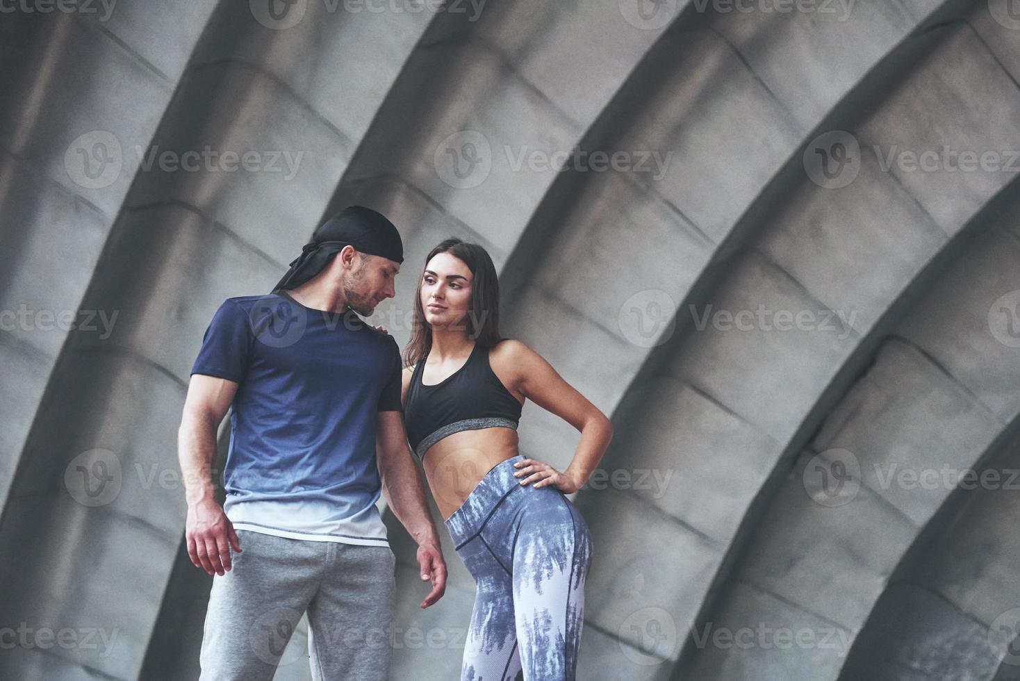 jonge atleten zijn een paar vrouwen en mannen buitenshuis foto