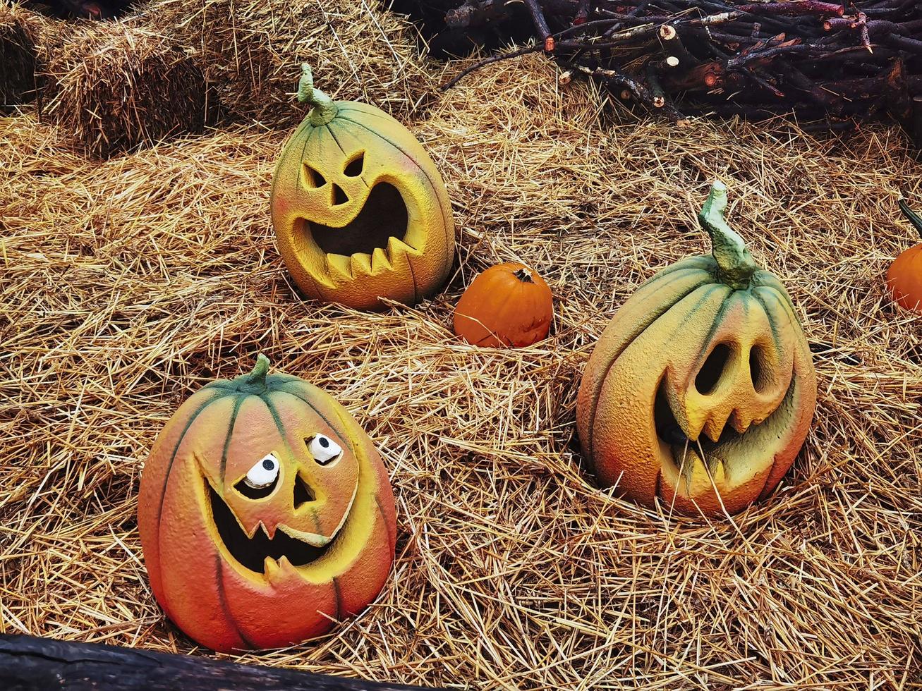 Halloween-pompoenen gehuld in horror met horrorsfeer, met ogen en mond gesneden in de oranje pompoen foto