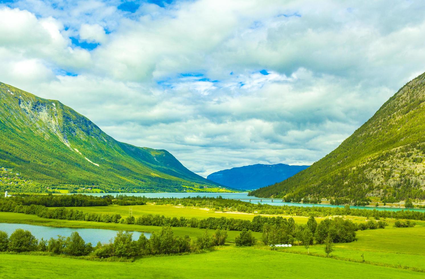 ongelooflijk noors landschap kleurrijk bergen fjord bossen jotunheimen noorwegen foto