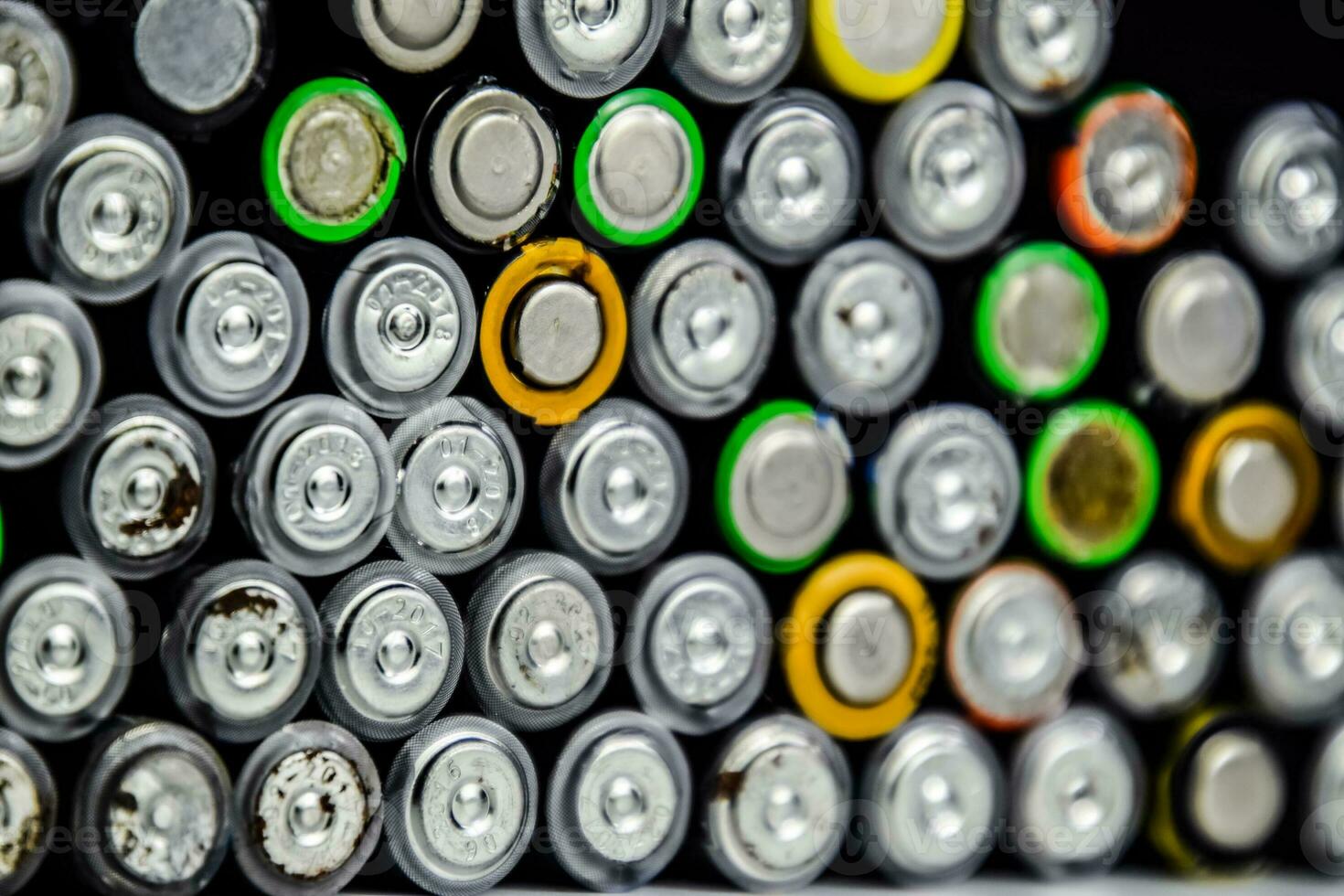 zout en alkalisch batterijen, bron van energie voor portable technologie. aaa en aa batterijen foto