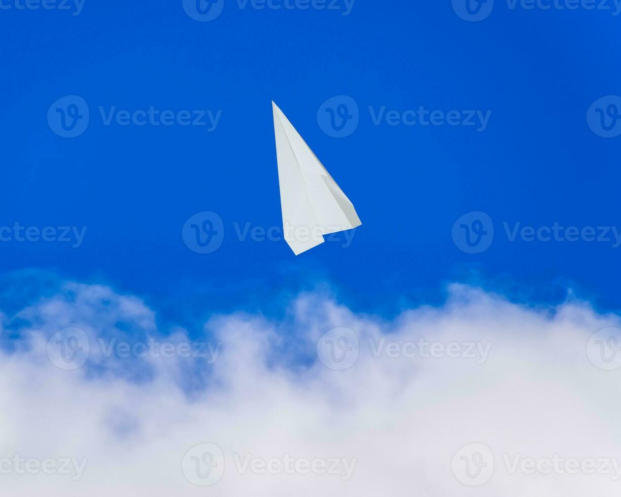 wit papier vliegtuig in een blauw lucht met wolken. de bericht symbool in de boodschapper foto
