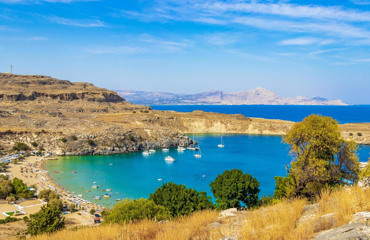 lindos strand baai panorama met turkoois helder water rhodos griekenland foto