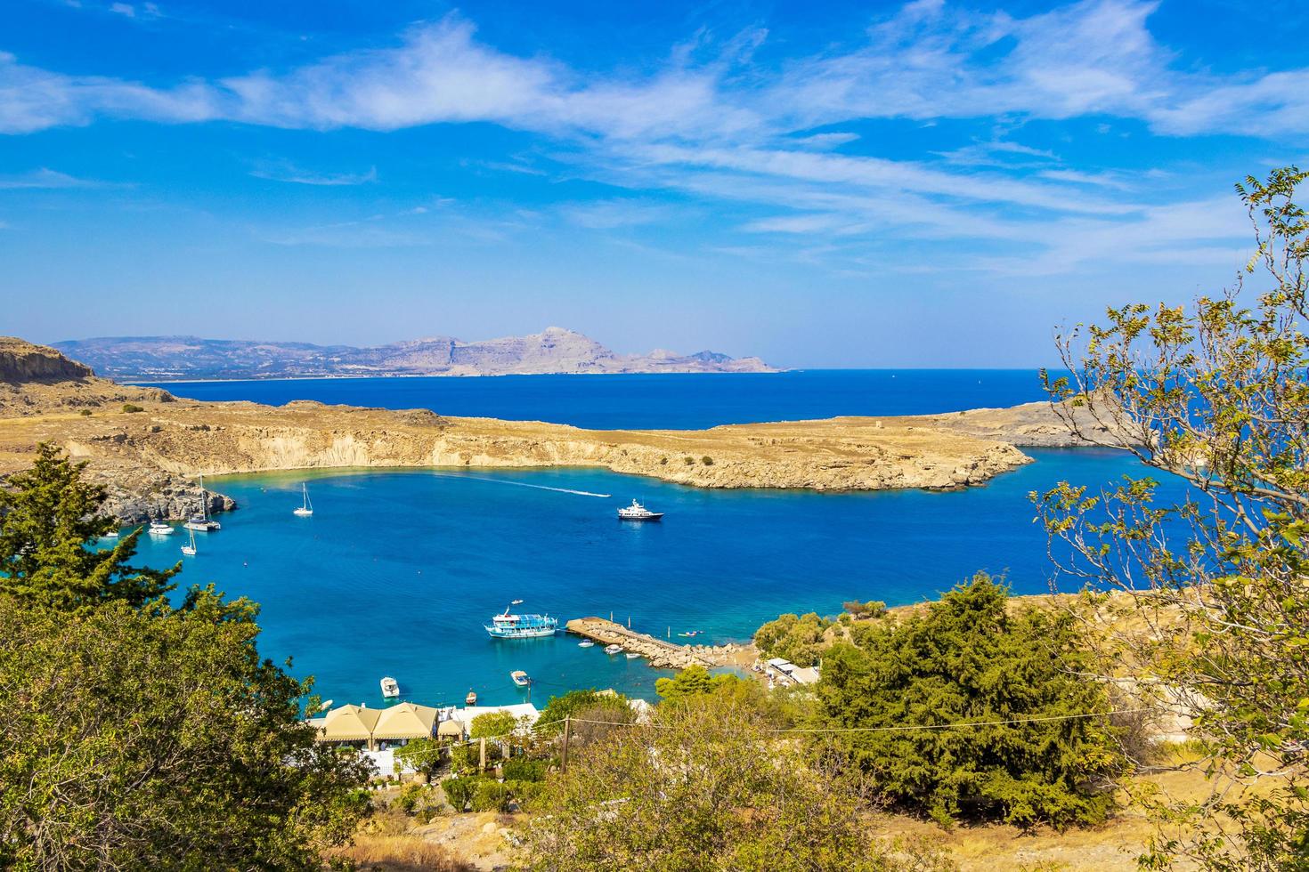 lindos strand baai panorama met turkoois helder water rhodos griekenland foto
