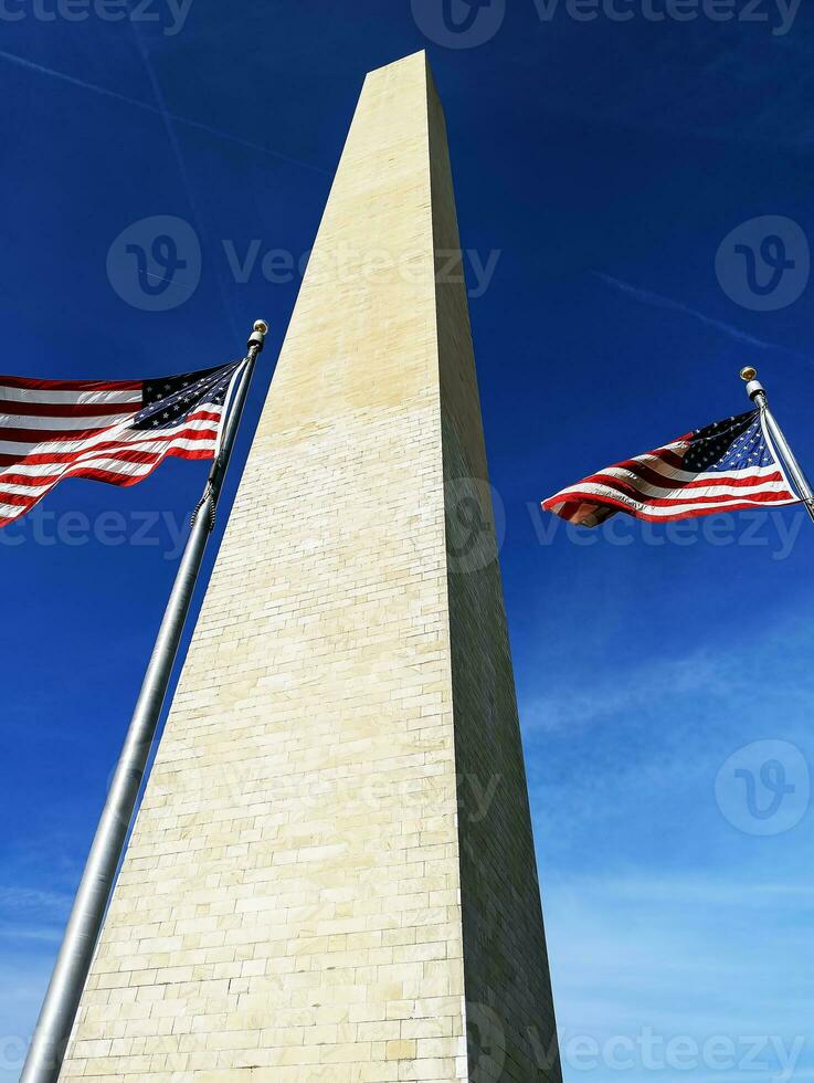 laag hoek visie van de Washington monument onder Doorzichtig blauw lucht in Washington, gelijkstroom foto