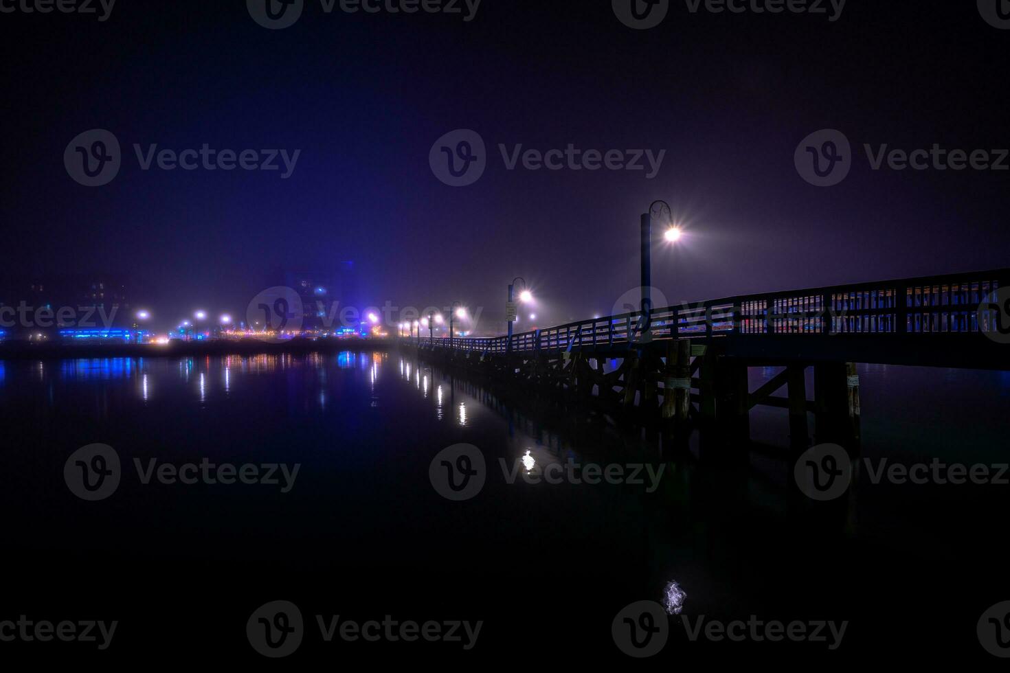 mistig baai Bij nacht foto