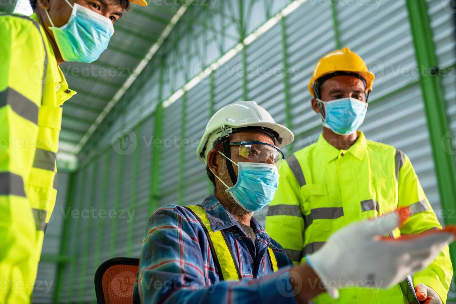 senior technisch werktrainingsteam voor jonge ingenieurs op kantoor met de computer voor het gebruik van design foto