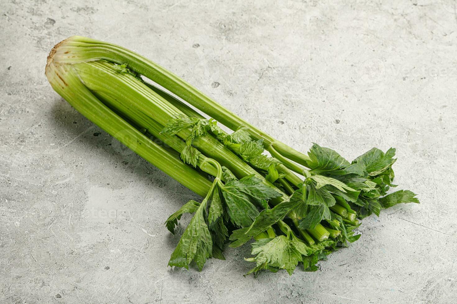 veganistisch keuken - selderij stengels met blad foto