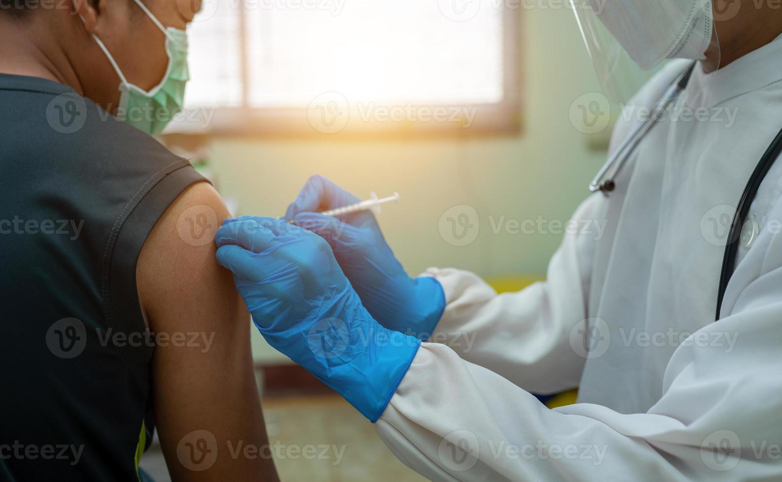 mensen krijgen over het algemeen vaccinaties om de verspreiding van het coronavirus of covid-19 te voorkomen. foto