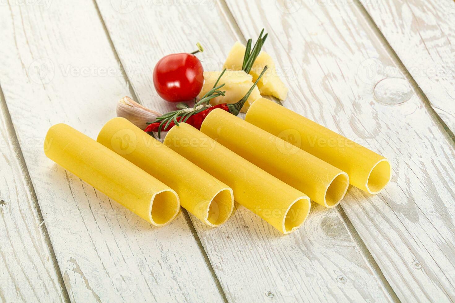 rauw ongekookt Italiaans pasta cannelloni foto