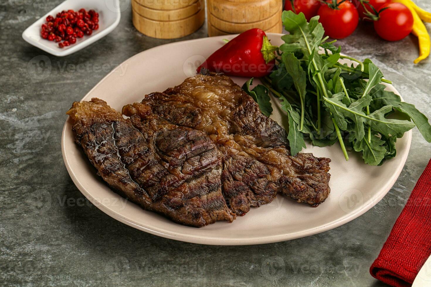 gegrild Chuck rollen steak met rucola foto