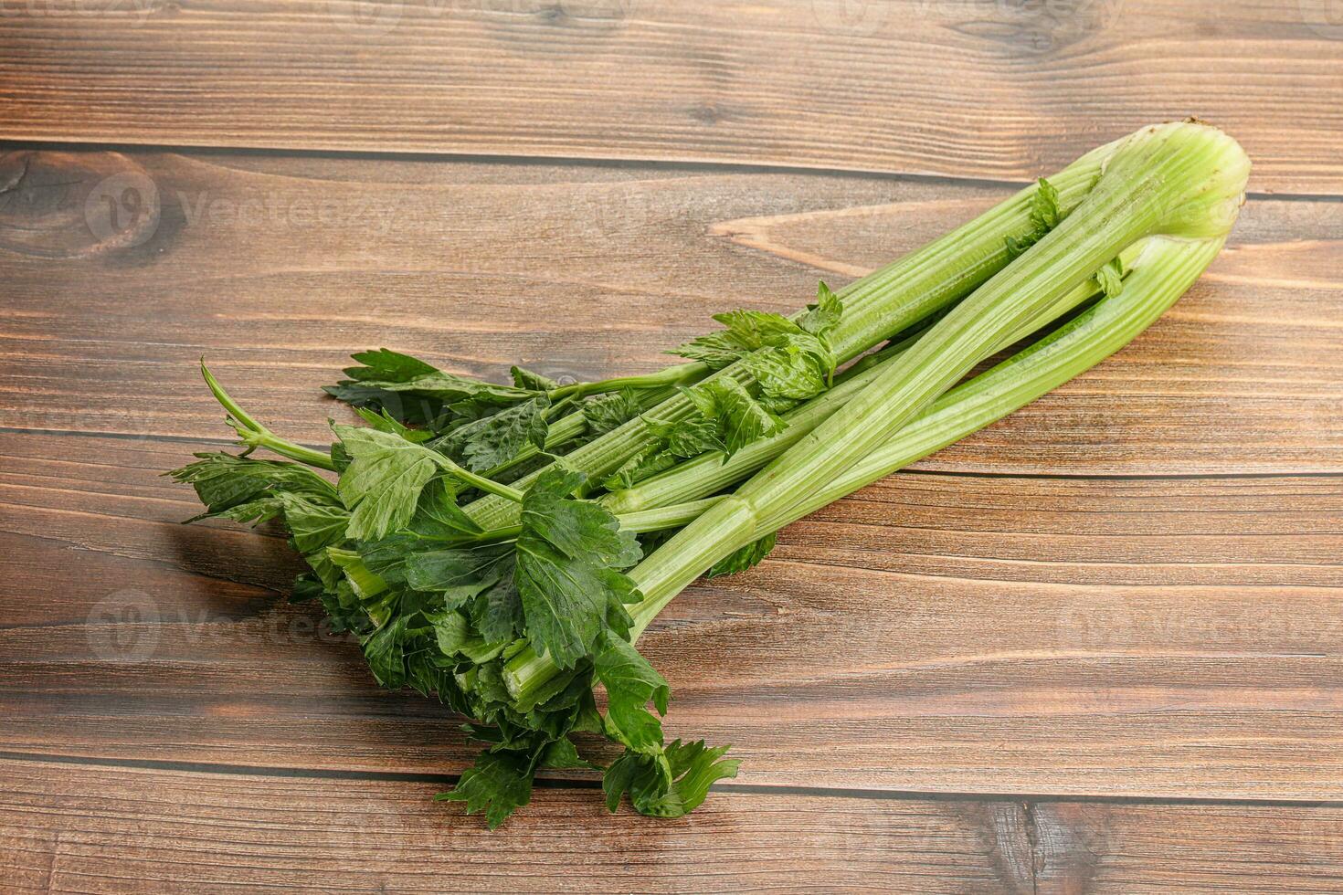 veganistisch keuken - selderij stengels met blad foto