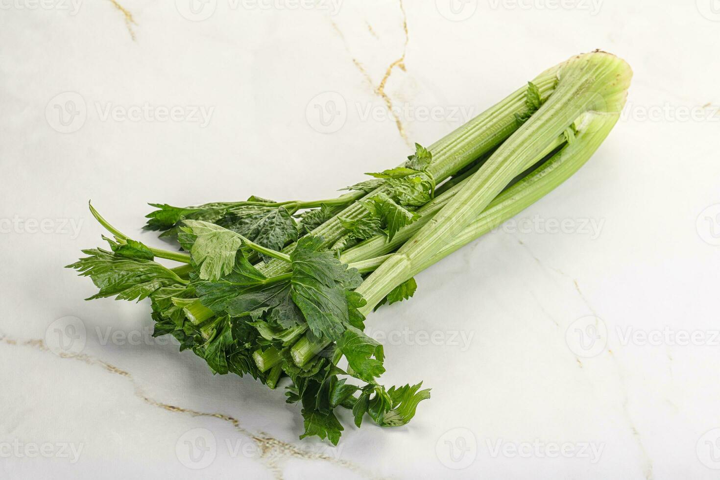 veganistisch keuken - selderij stengels met blad foto