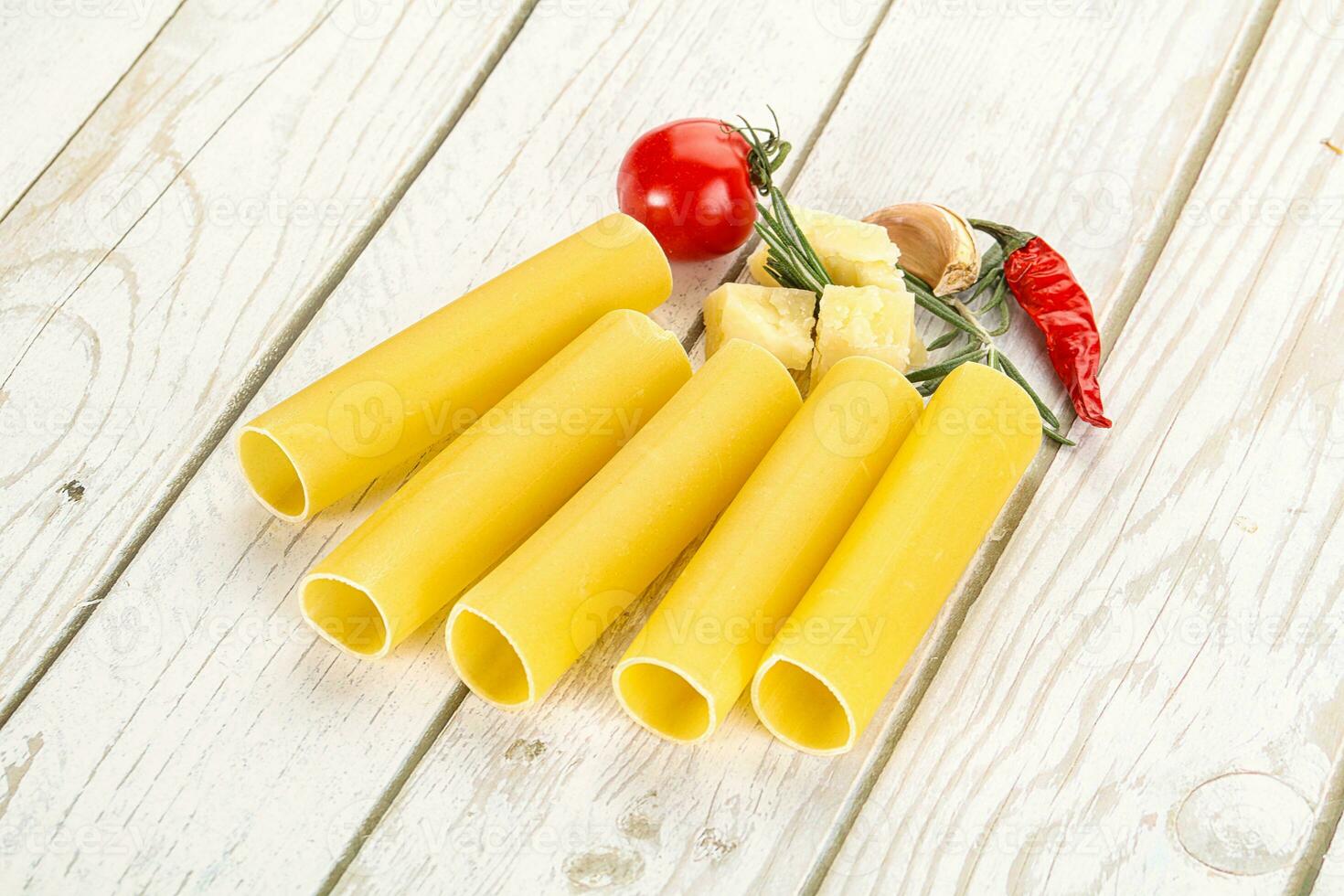 rauw ongekookt Italiaans pasta cannelloni foto