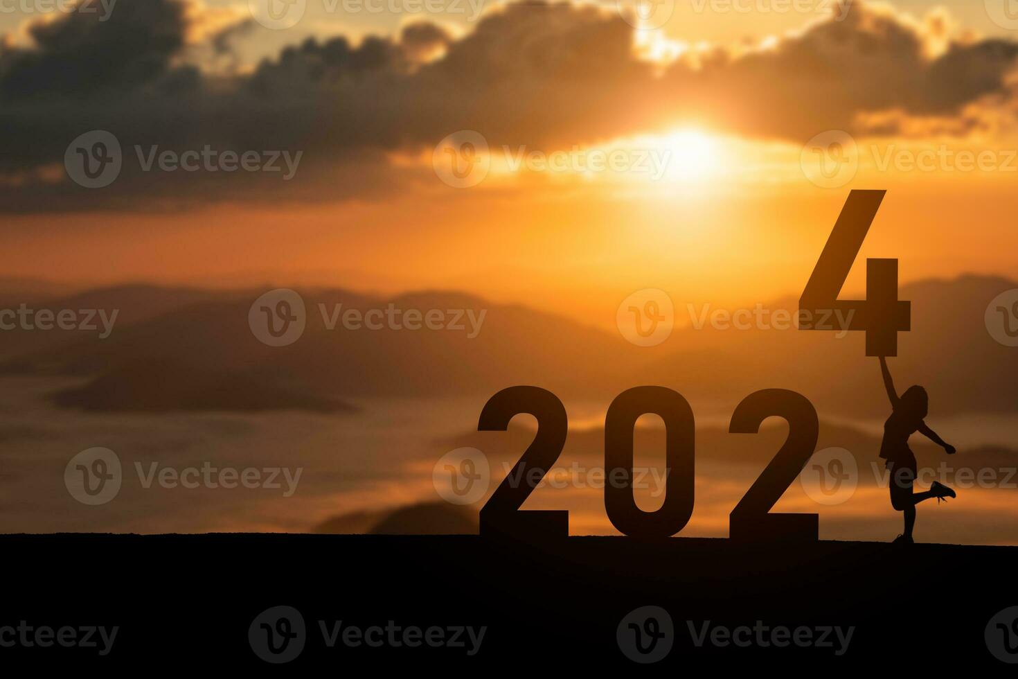 vrouw Holding staand gelukkig nieuw jaar 2024 concept, silhouet van vrouw staan gazon en succes met mooi zonsondergang achtergrond. gelukkig nieuw jaar 2023 gebruik voor web banier en advertentie. foto