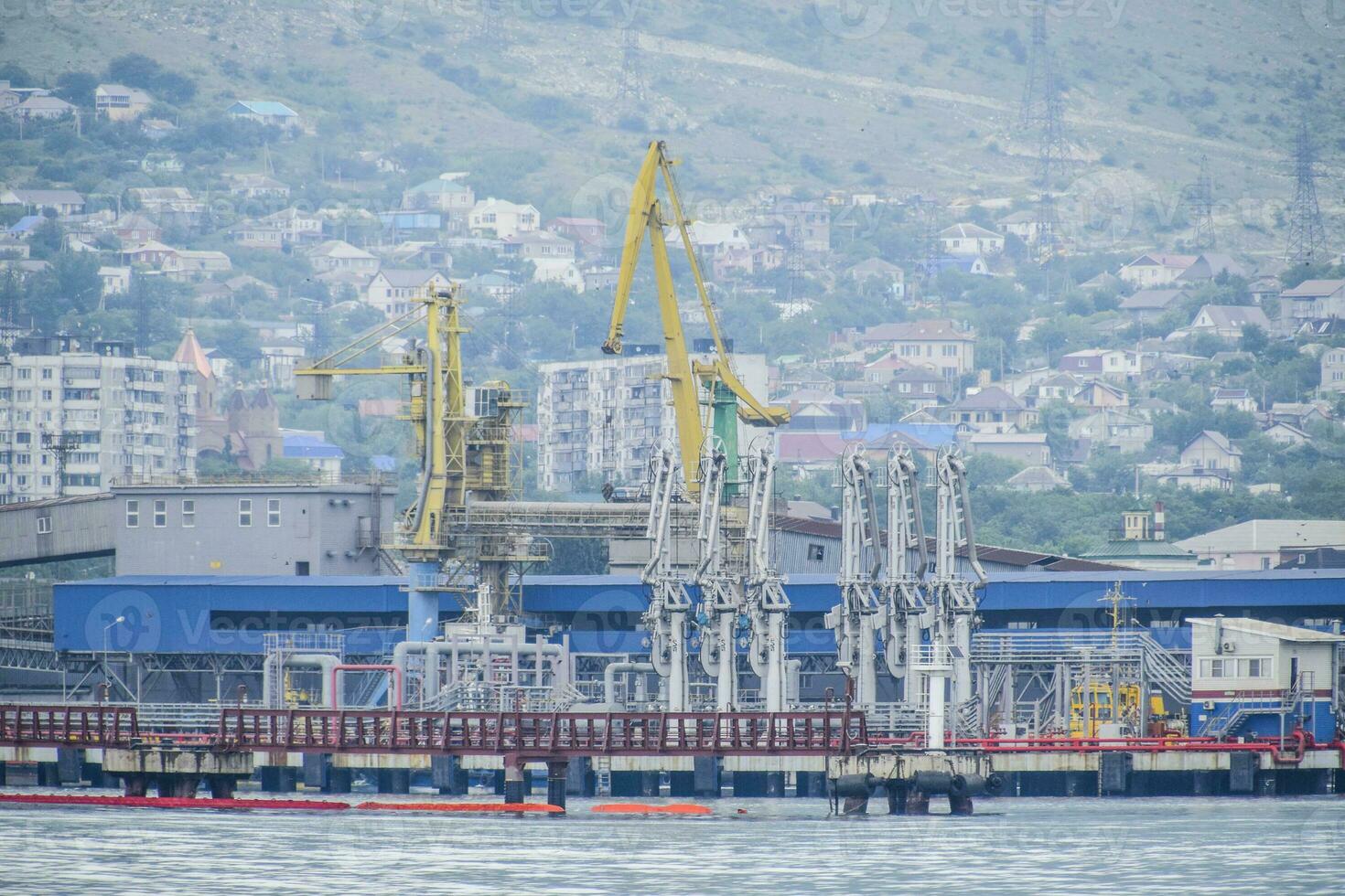 de Internationale zee haven van Novorossiejsk. haven kranen en industrieel voorwerpen. marinier station. foto