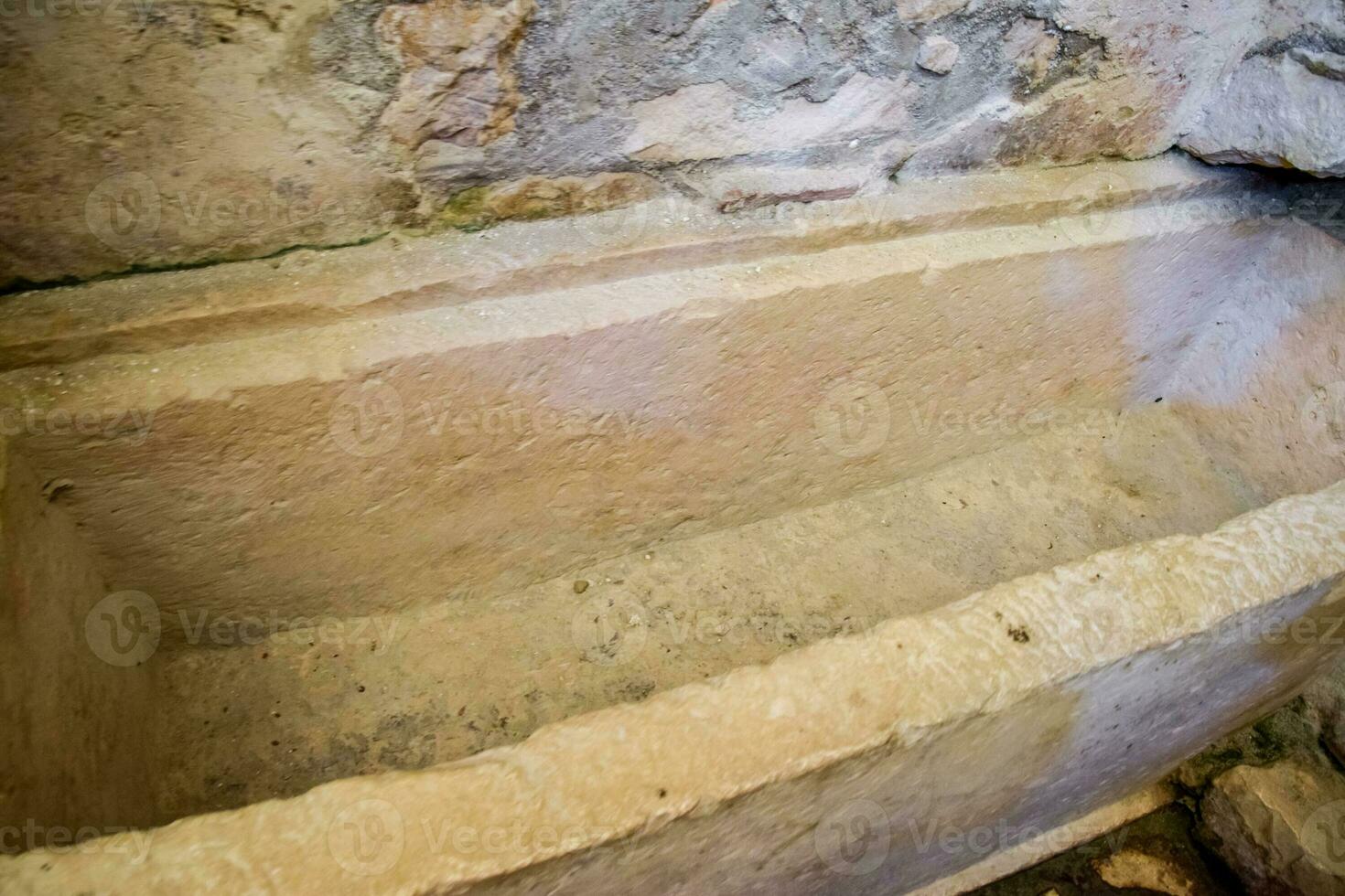 sarcofaag in kerk van st. nicholas in demre kalkoen. foto