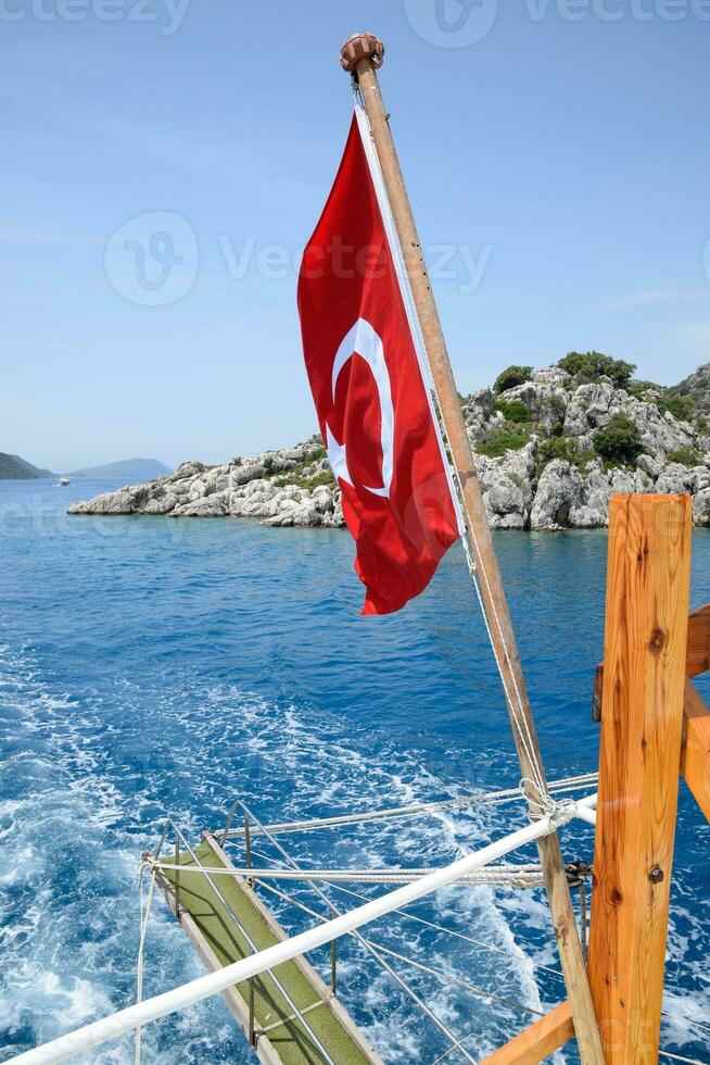 kalkoen vlag Bij de streng van een genoegen jacht. visie van middellandse Zee kust foto