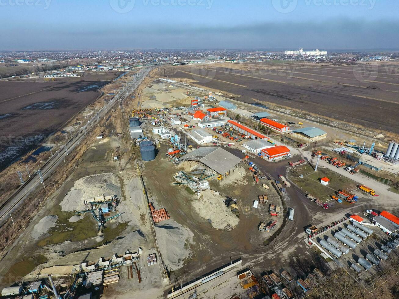 voor weg reparatie fabriek. de plaats met gebouw materialen voor de foto