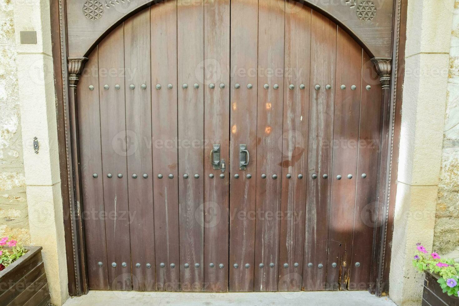 wijnoogst houten poort deur in oud gebouw van de historisch stad- van kaleici. foto