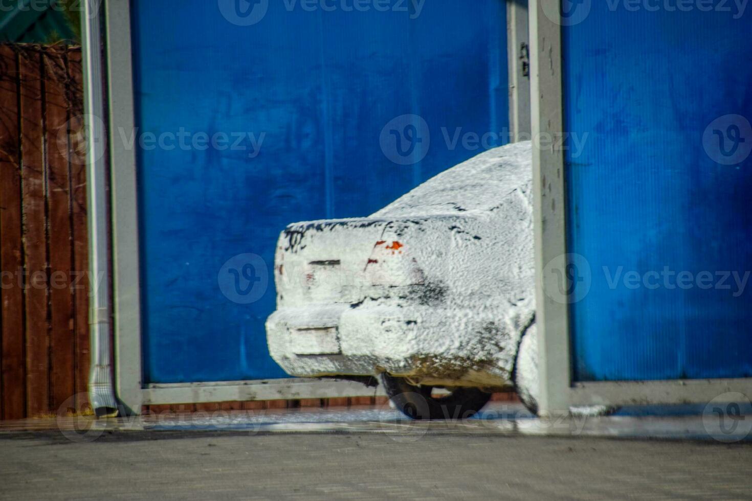 auto in de schuim Aan de auto wassen foto