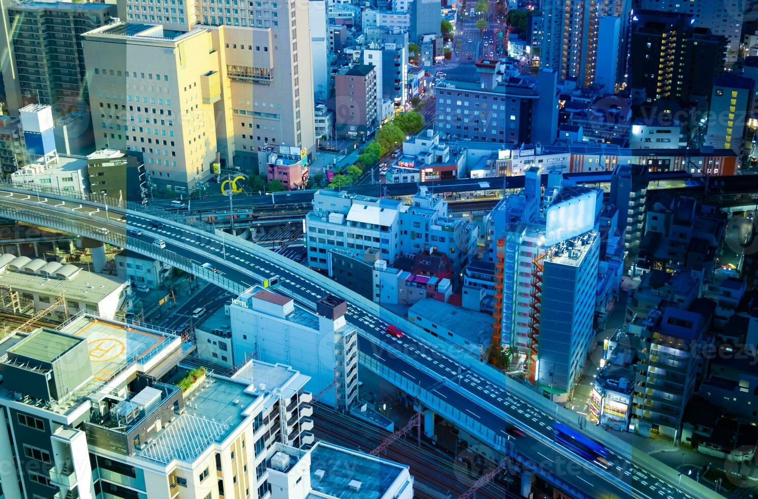 een gesneden tijd vervallen fotografie van panorama stadsgezicht in de buurt de spoorweg in Osaka telefoto schot foto