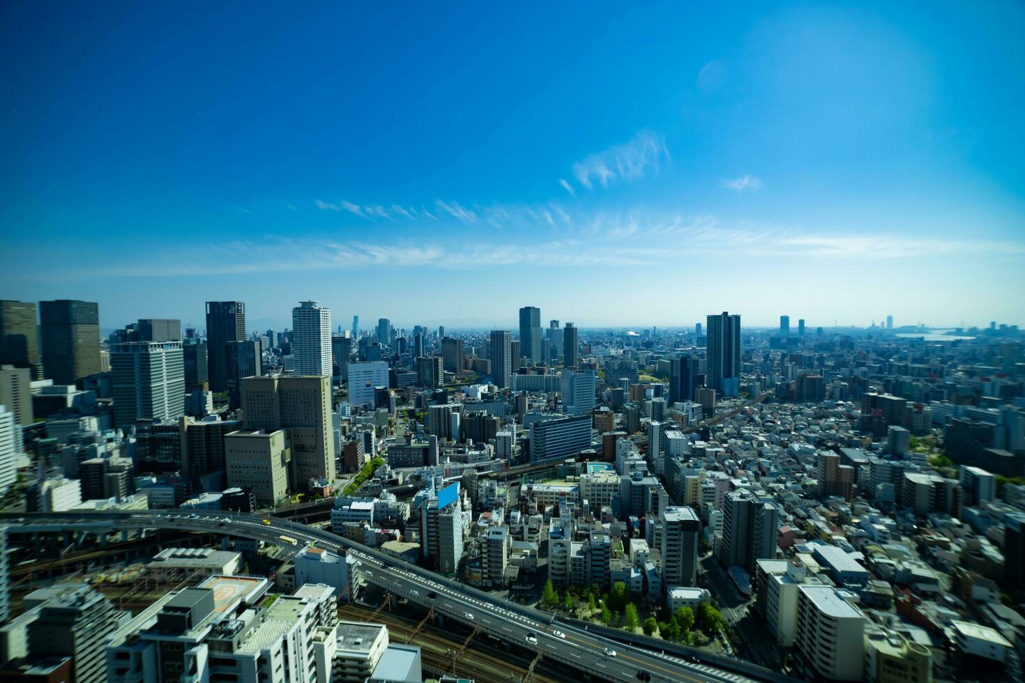een panorama stadsgezicht in de buurt de spoorweg in Osaka breed schot foto