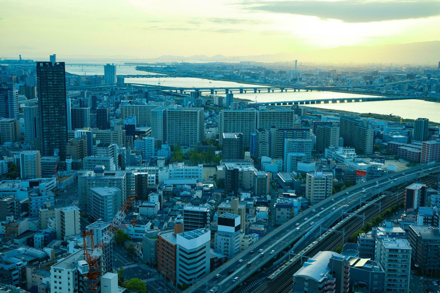 een zonsondergang panoramisch stadsgezicht in de buurt jodo rivier- in Osaka foto