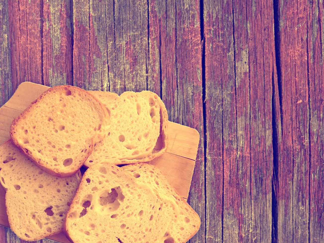 brood op houten achtergrond foto