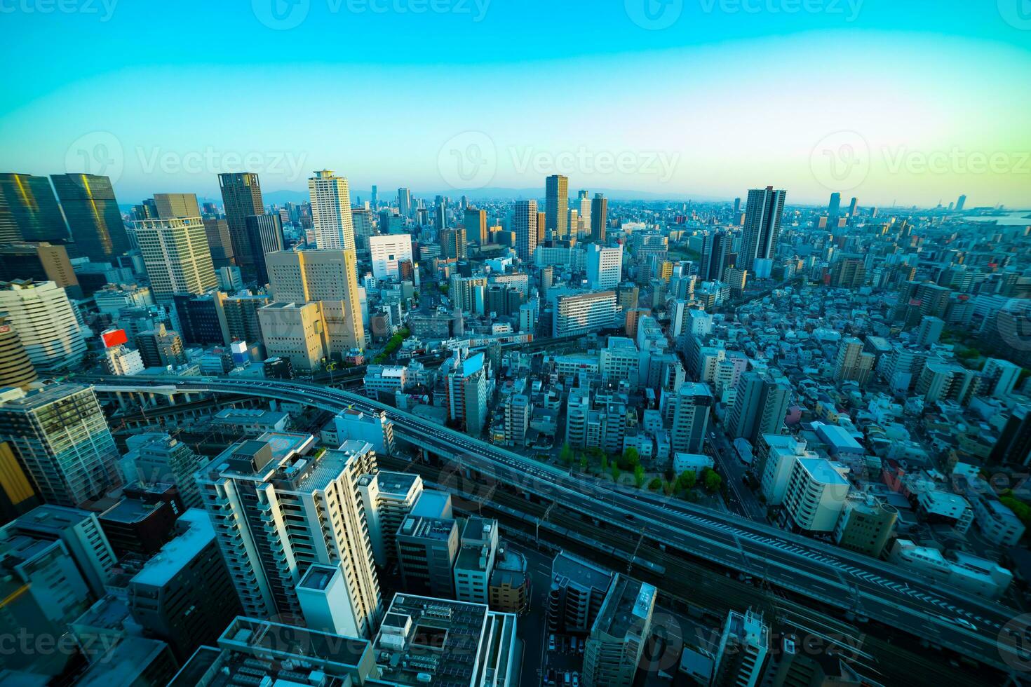 een schemer panorama stadsgezicht in de buurt de spoorweg in Osaka breed schot foto