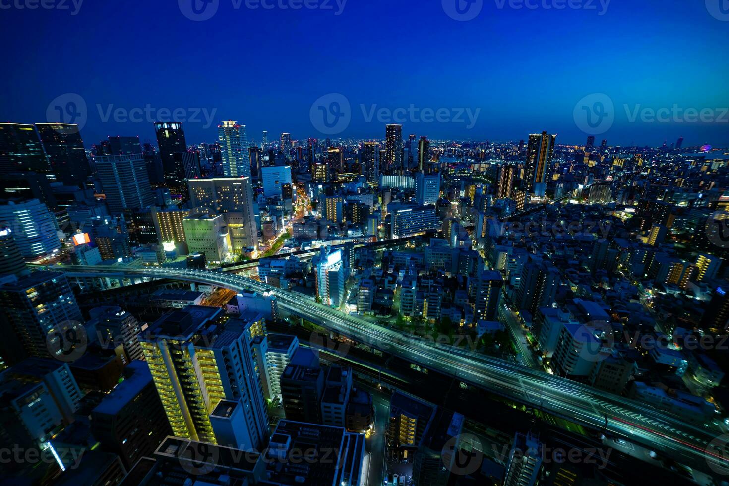 een schemer panorama stadsgezicht in de buurt de spoorweg in Osaka breed schot foto