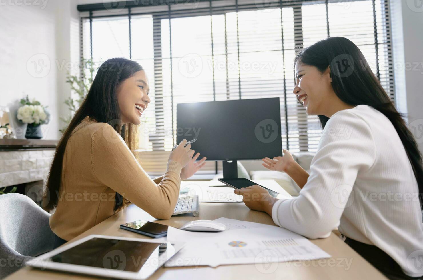 twee vrouw accountants hebben een team vergadering naar samenvatten financieel informatie in de kantoor foto