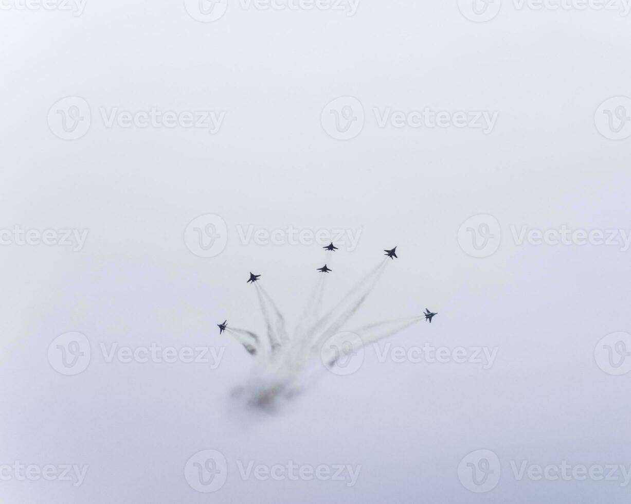 lucht tonen in de lucht bovenstaand de krasnodar luchthaven vlucht school. een foto