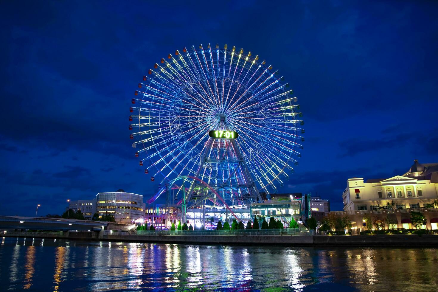 een nacht verlichte ferris wiel in yokohama telefoto schot foto