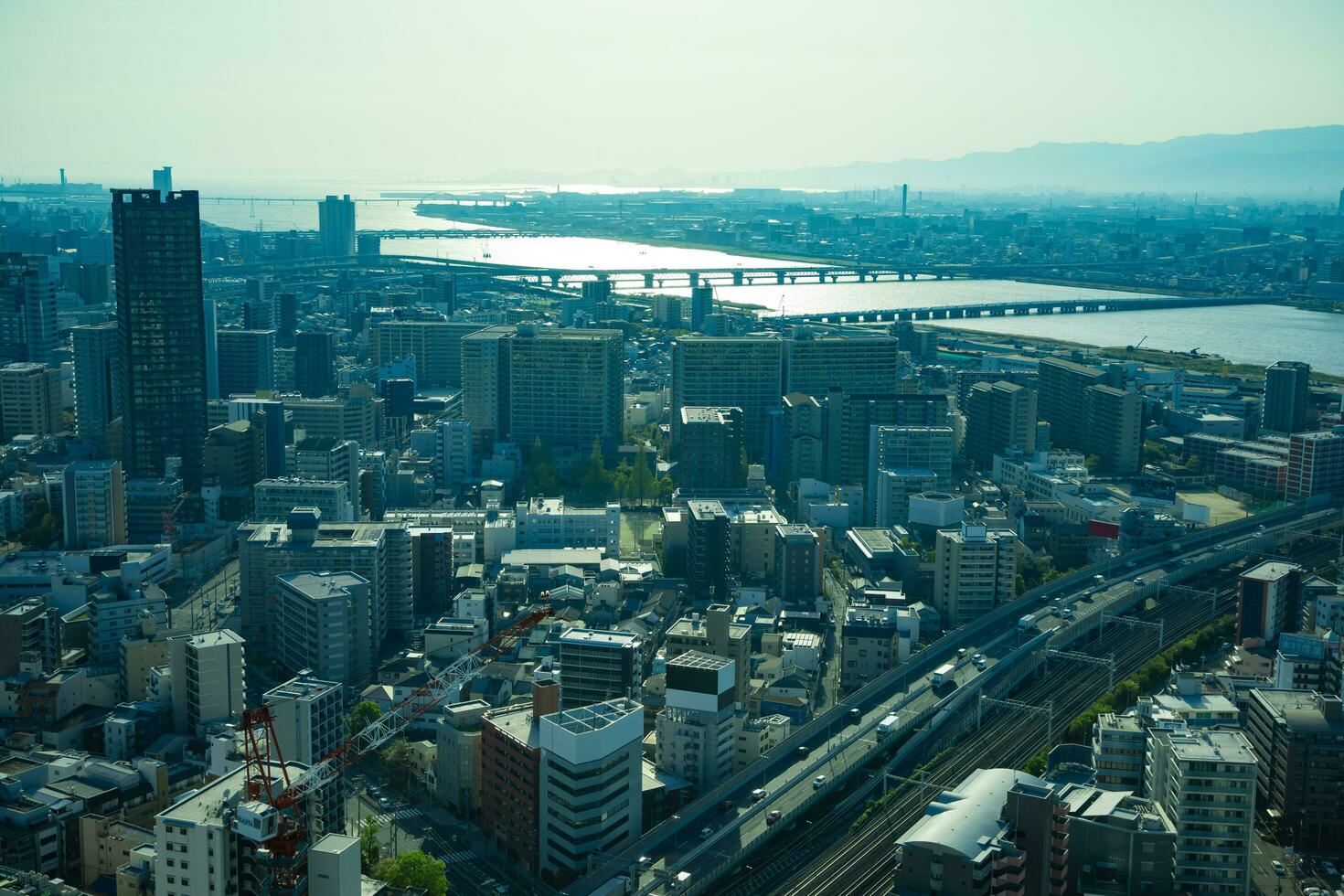 een zonsondergang panoramisch stadsgezicht in de buurt jodo rivier- in Osaka foto