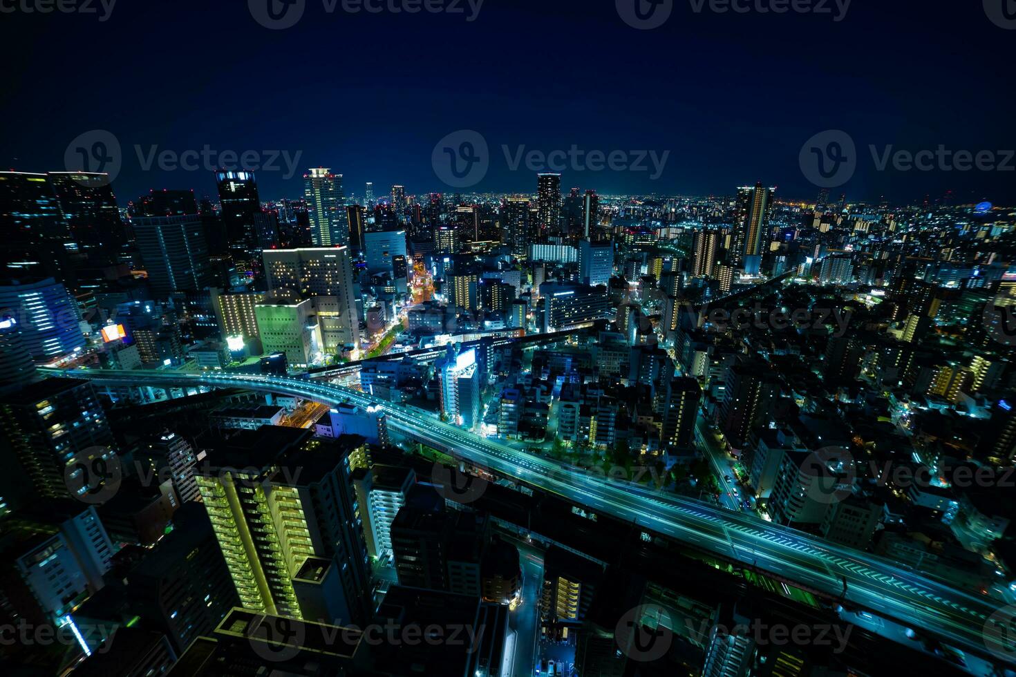 een nacht panorama stadsgezicht in de buurt de spoorweg in Osaka breed schot foto