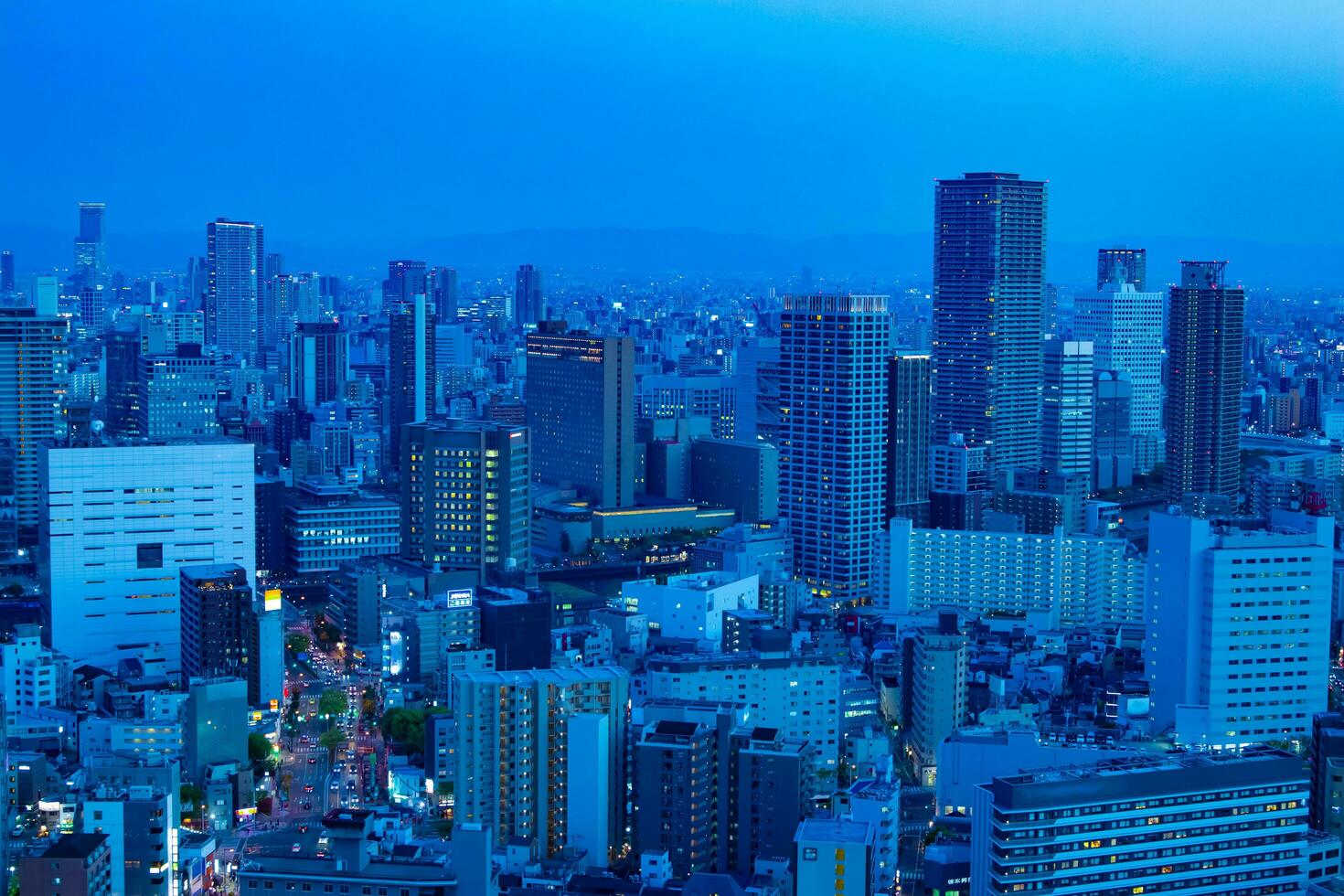 een schemer stadsgezicht door hoog hoek visie in de buurt de kantoor gebouwen in Osaka foto