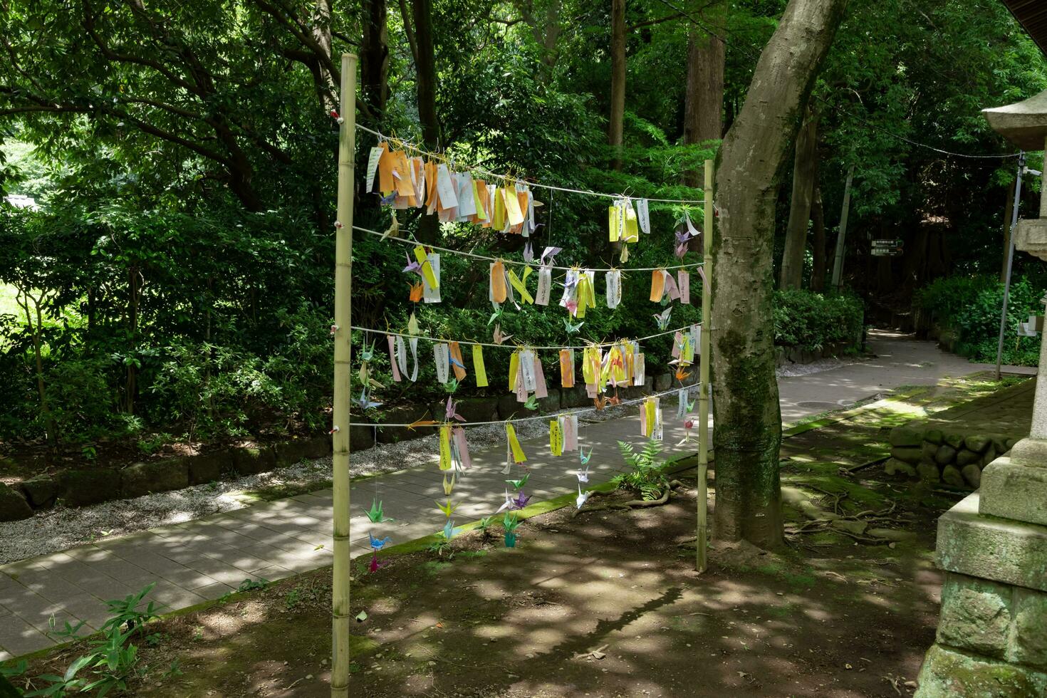 een papier kraan zwaaiend in de wind Bij de traditioneel straat foto