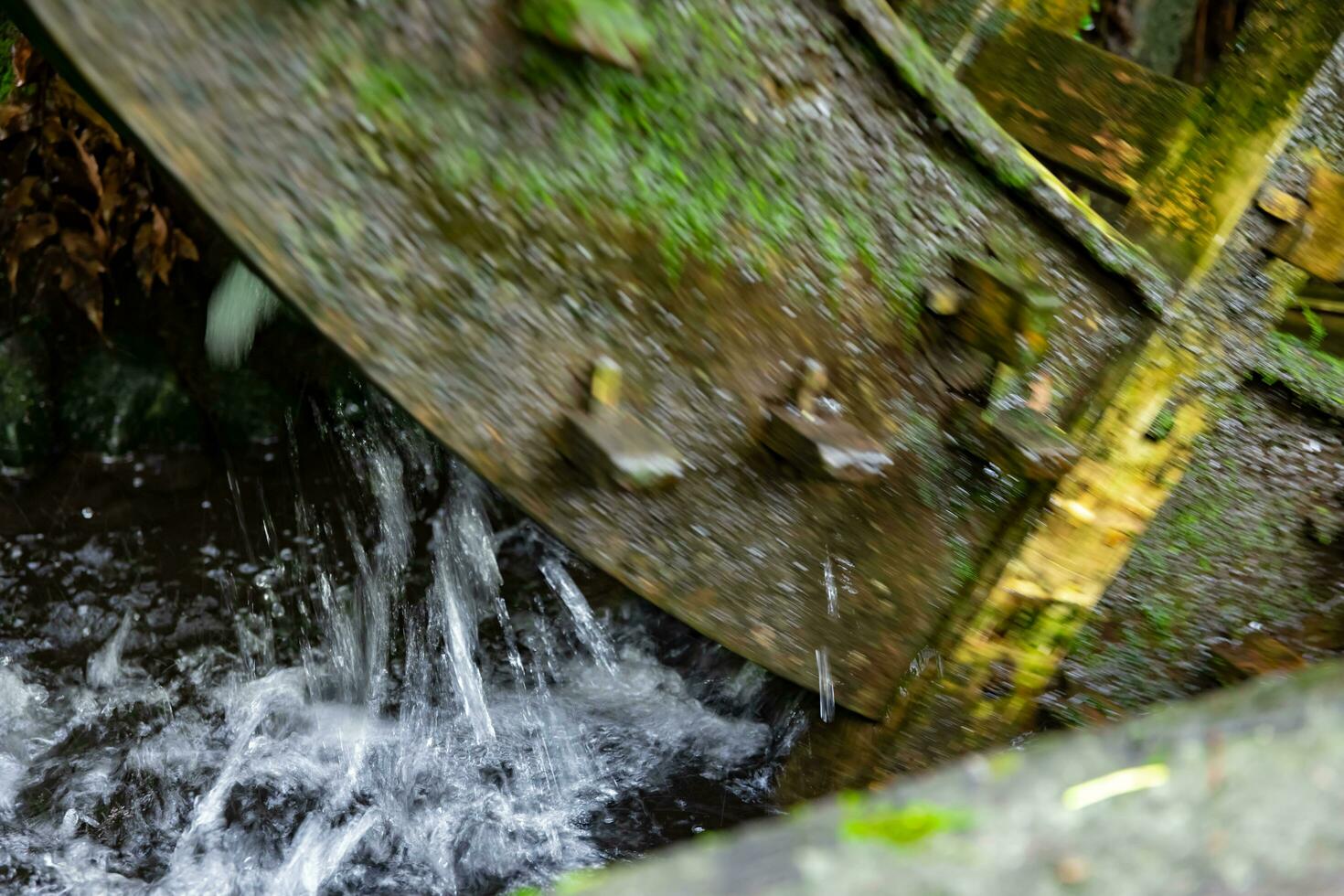 een historisch houten wiel Aan de water oppervlakte in tokyo dichtbij omhoog foto