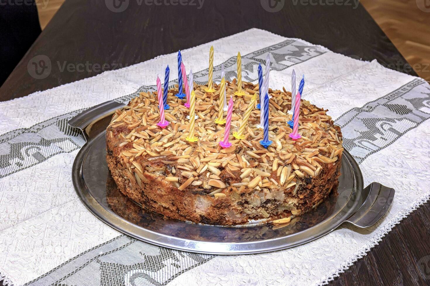 heerlijk torte voor verjaardag met kaarsen Aan de tafel. foto