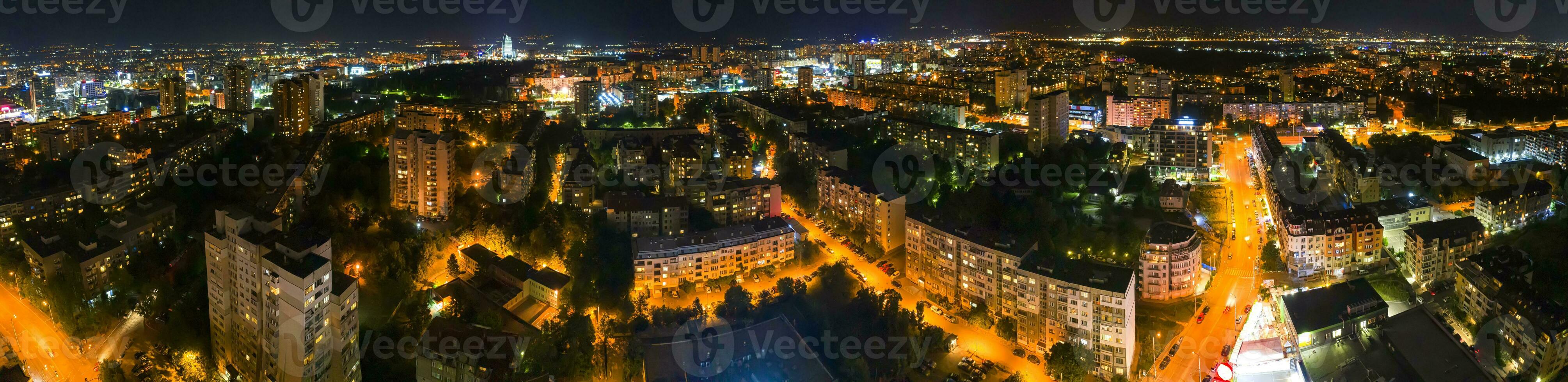 een panoramisch antenne visie naar stad Bij nacht. Sofia, bulgarije foto