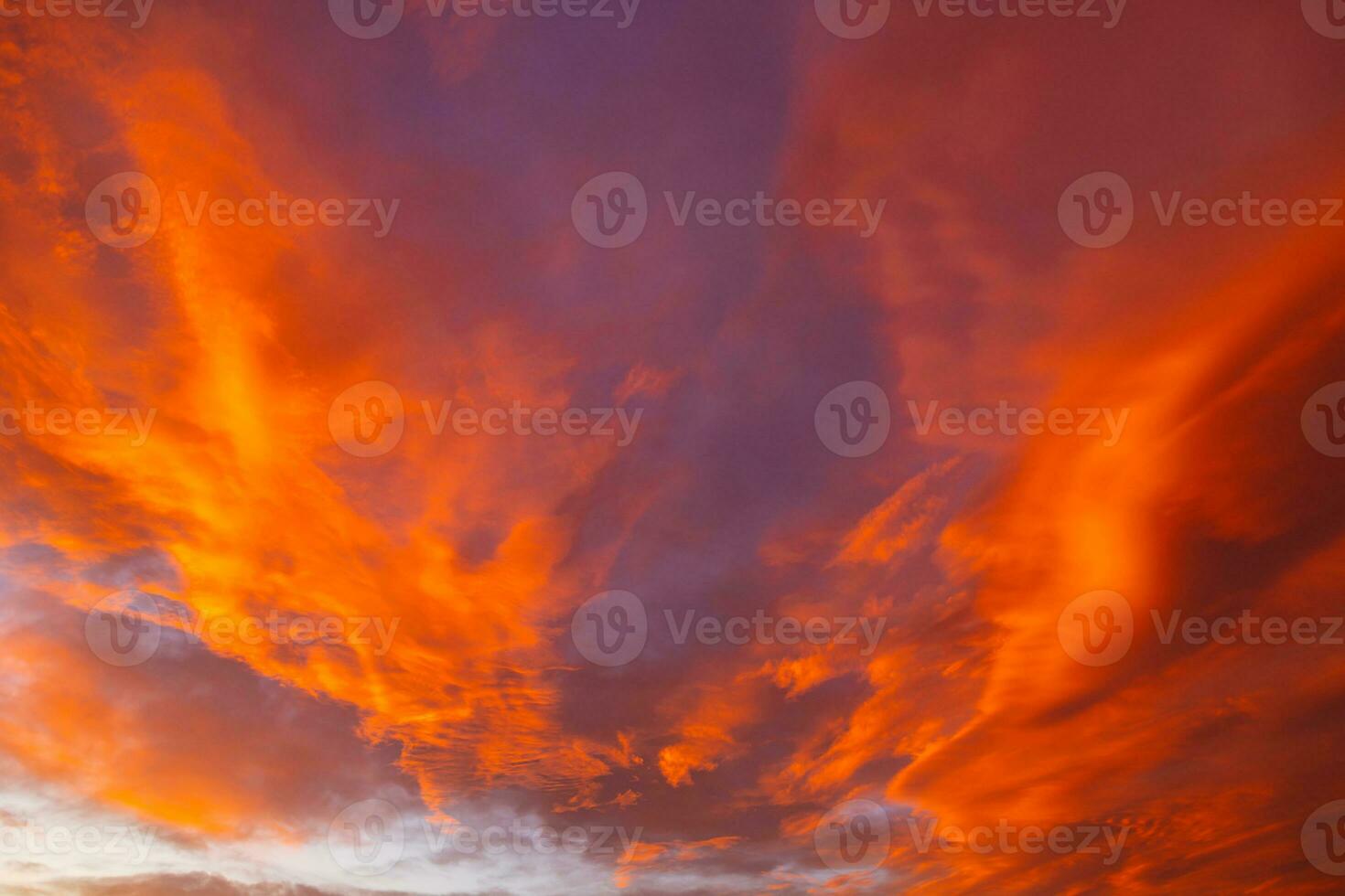 dramatisch oranje wolken Bij zonsondergang. zonsondergang wolkenlandschap. foto